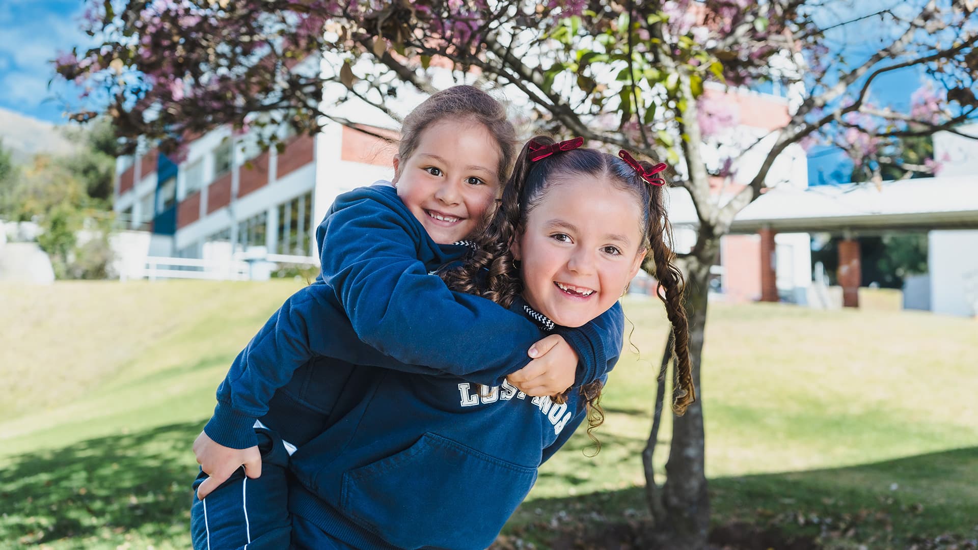 Estudiantes del Colegio Los Pinos en el campus