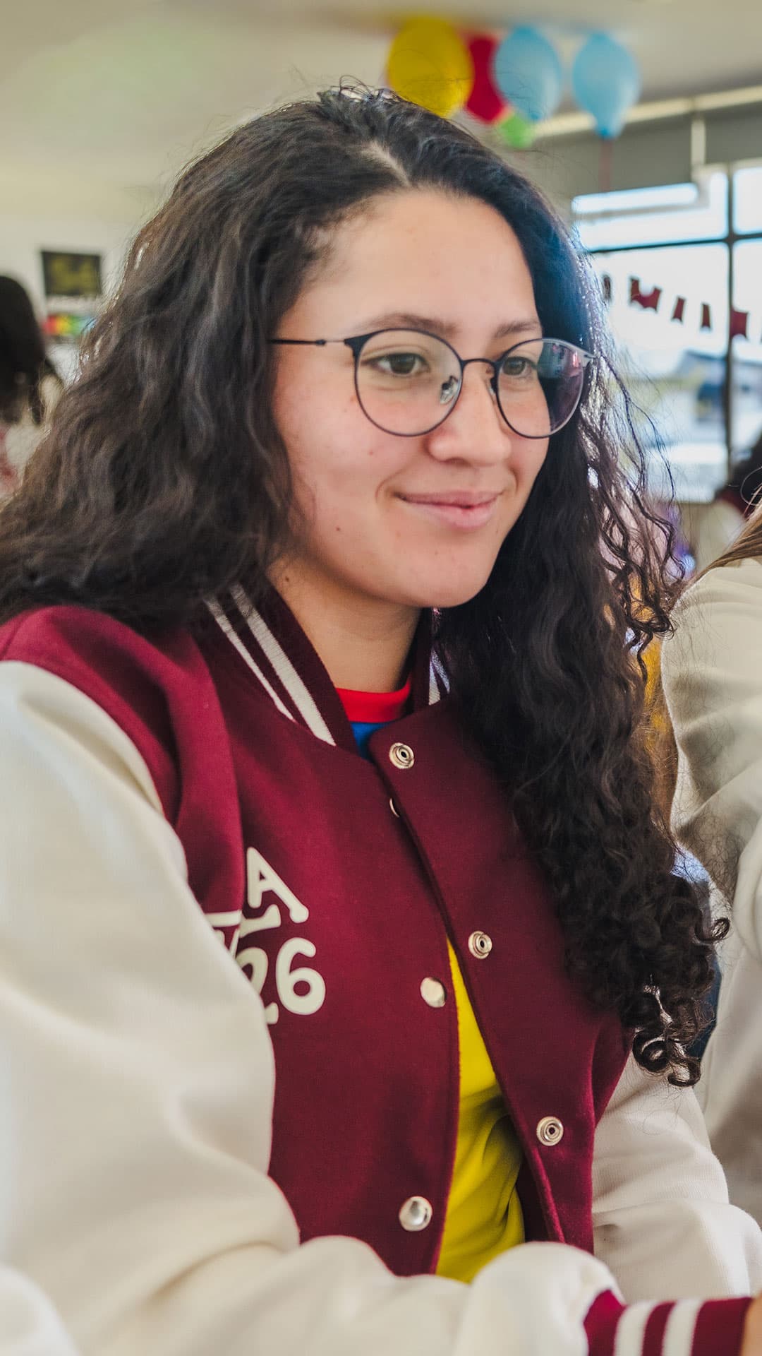 Estudiantes sonriendo en el campus