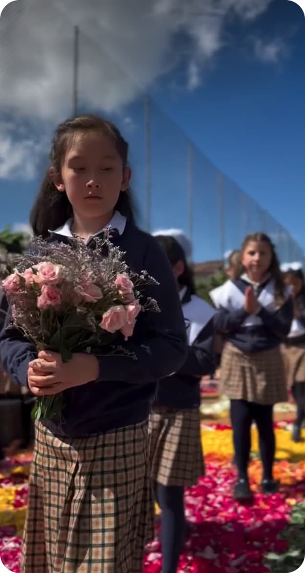 Estudiante con flores en el campus