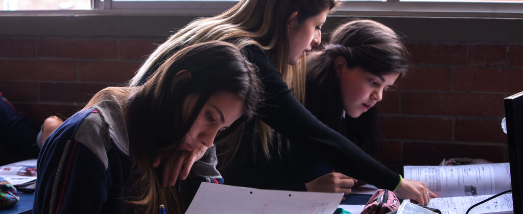 Estudiantes del Colegio Los Pinos en el proceso de aprendizaje diferenciado