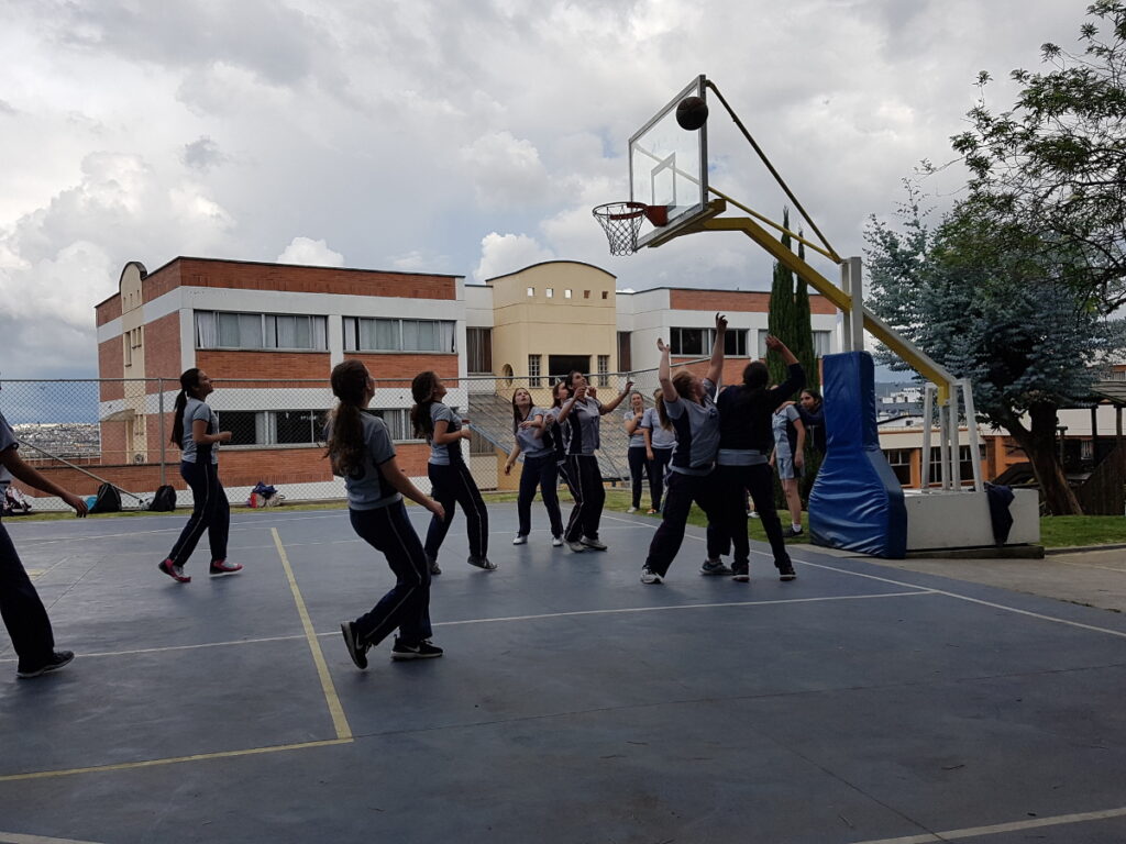 Grupo de niñas del Colegio Los Pinos jugando al baloncesto