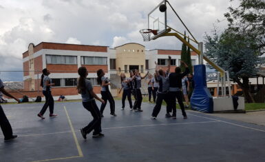 Grupo de niñas del Colegio Los Pinos jugando al baloncesto