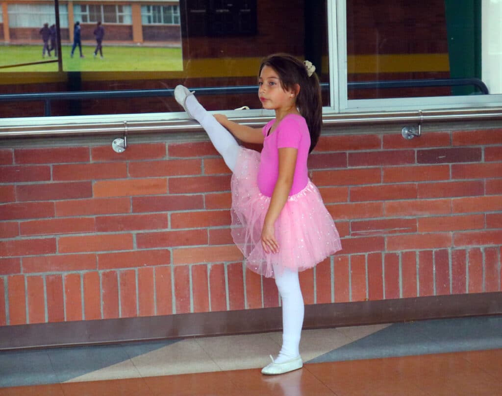 Club de Ballet: “It takes an athlete to dance, but an artist to be a dancer ”. Shanna LaFleur