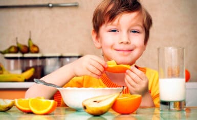 ¿Cómo puedo ayudar a mi hijo a que se alimente de manera más sana?