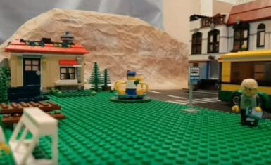Una representación con Legos de lo que es el acoso escolar.