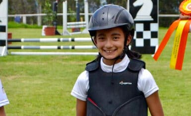 Julia Aldaz, se destaca en equitación