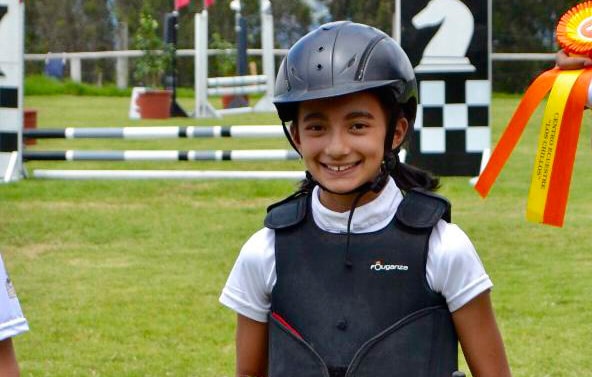 Julia Aldaz, se destaca en equitación