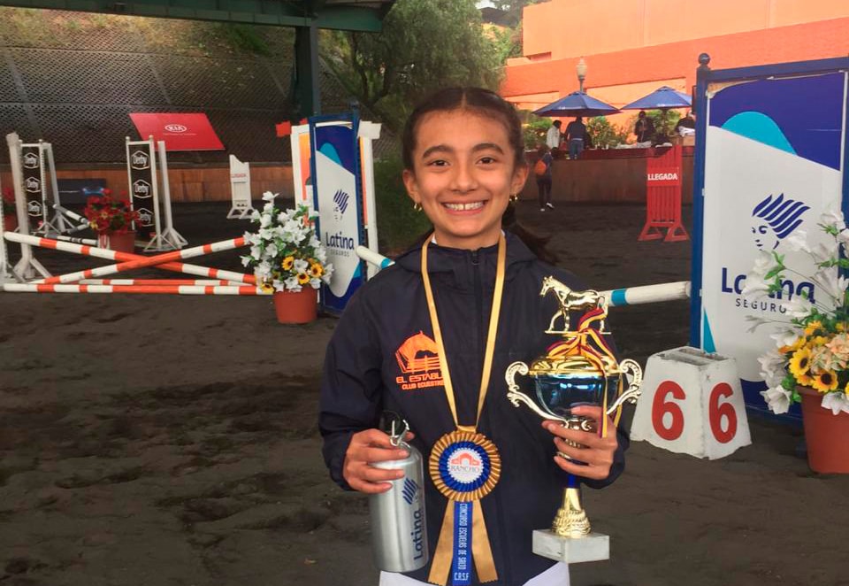 Julia Aldáz, obtiene el segundo lugar en concurso de equitación