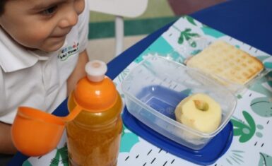 niño educacion habitos nutricionales con fruta y zumo